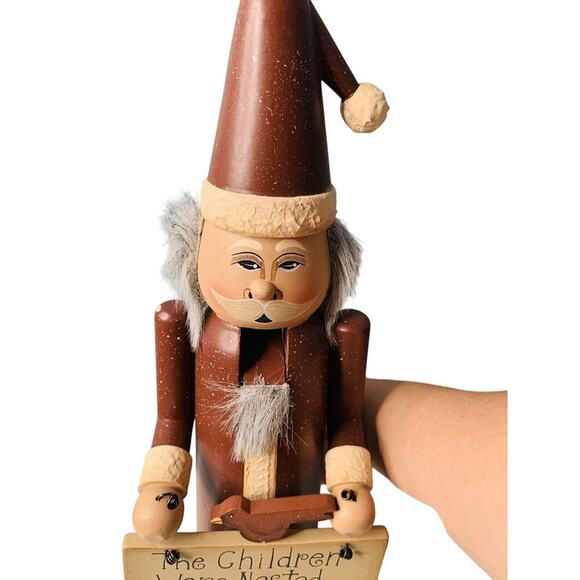 Vintage 15” Workbench Folk Art ‘The Children Were Nested’ Wooden Nutcracker 2003 - Picture 6 of 10